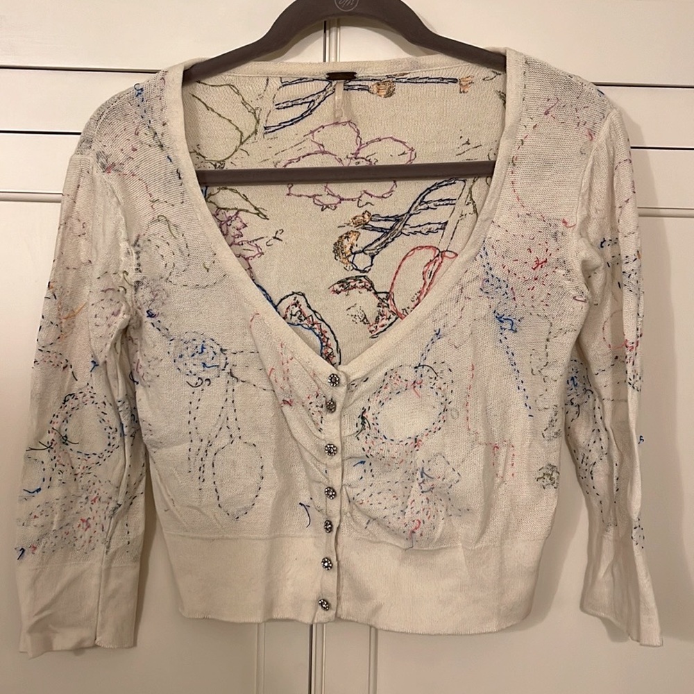 Off white sweater with embroidery, flower shaped rhinestone snaps - small